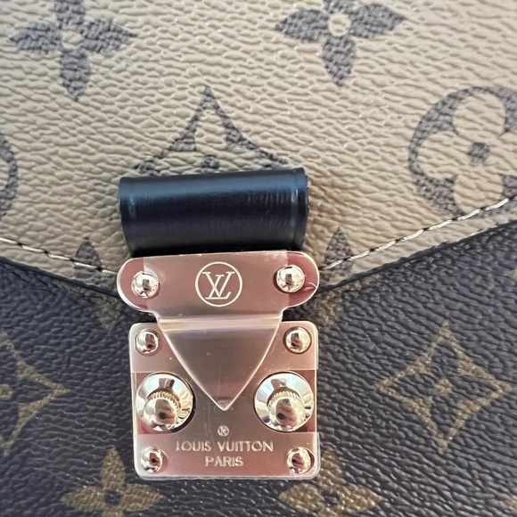 Like NEW POCHETTE METIS LOUIS VUITTON MONOGRAM CANVAS REVERSE SHOULDER Purse - Picture 12 of 12